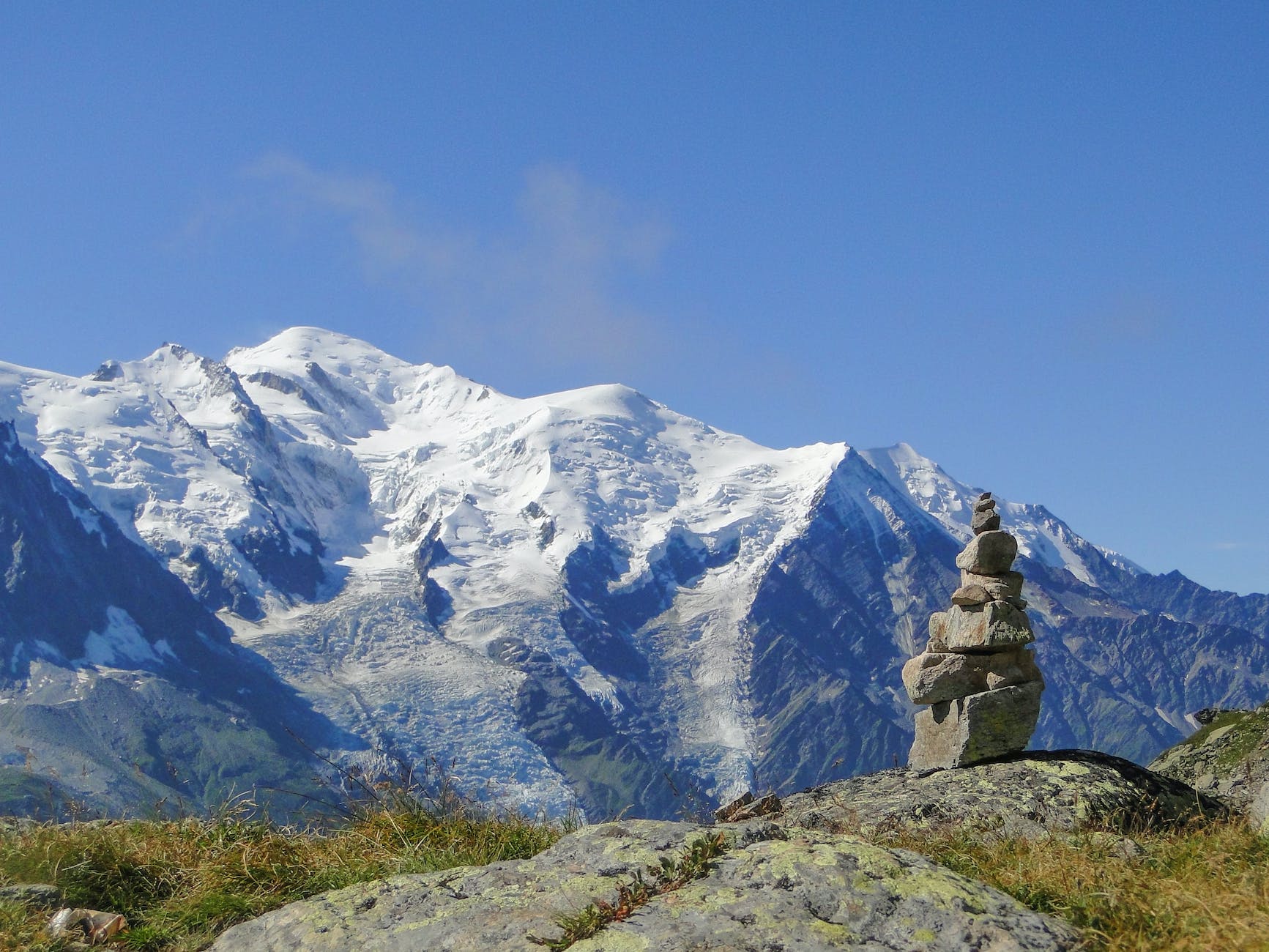 mountain covered with snow under blue sky